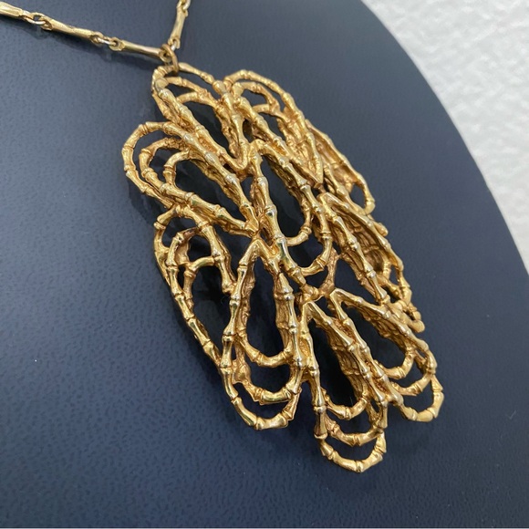 Vintage Abstract Modernist Twisted Bamboo Large Pendant Goldtone 20” Necklace - Picture 4 of 16